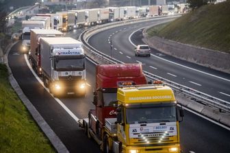 Tir incolonnati in autostrada&nbsp;