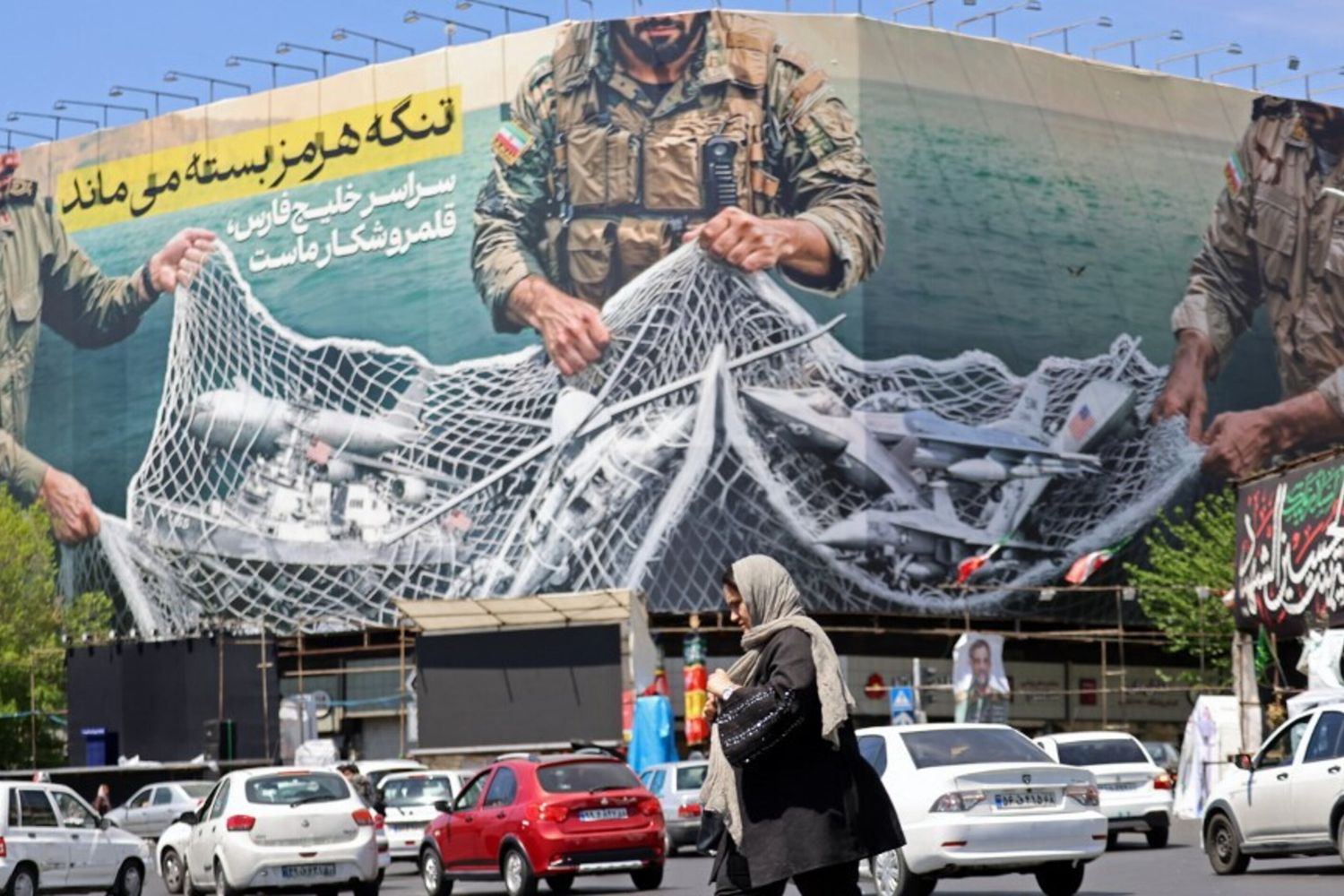 Cartellone pubblicitario con la scritta "Lo Stretto di Hormuz rimane chiuso" in Piazza della Rivoluzione a Teheran