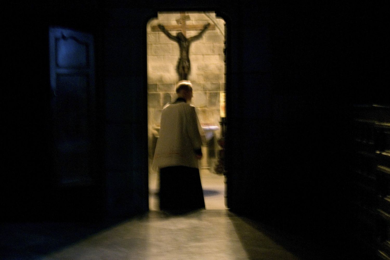 Prete-esorcismo-chiesa