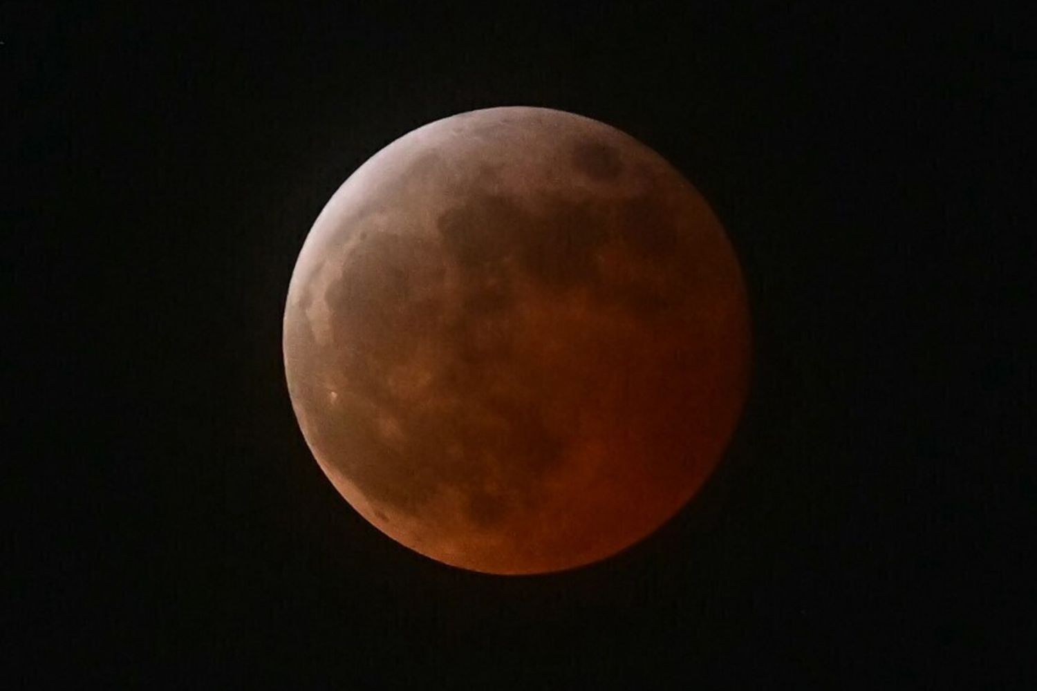 L'eclissi totale di Luna 'rosso sangue'. Visibili dall'Italia solo le prime fasi