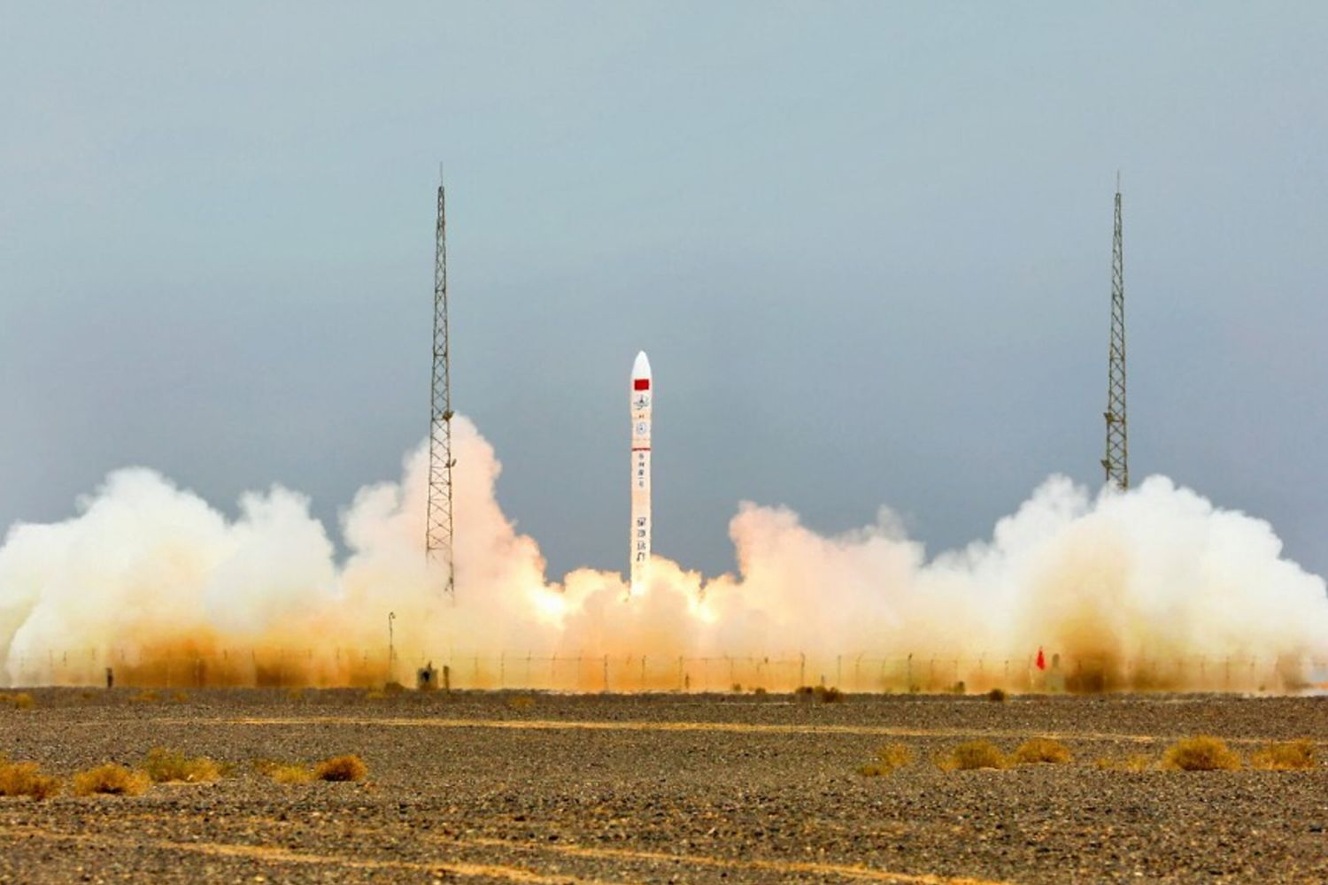 Il razzo vettore CERES-1 con a bordo tre satelliti decolla dal Centro di lancio satellitare di Jiuquan