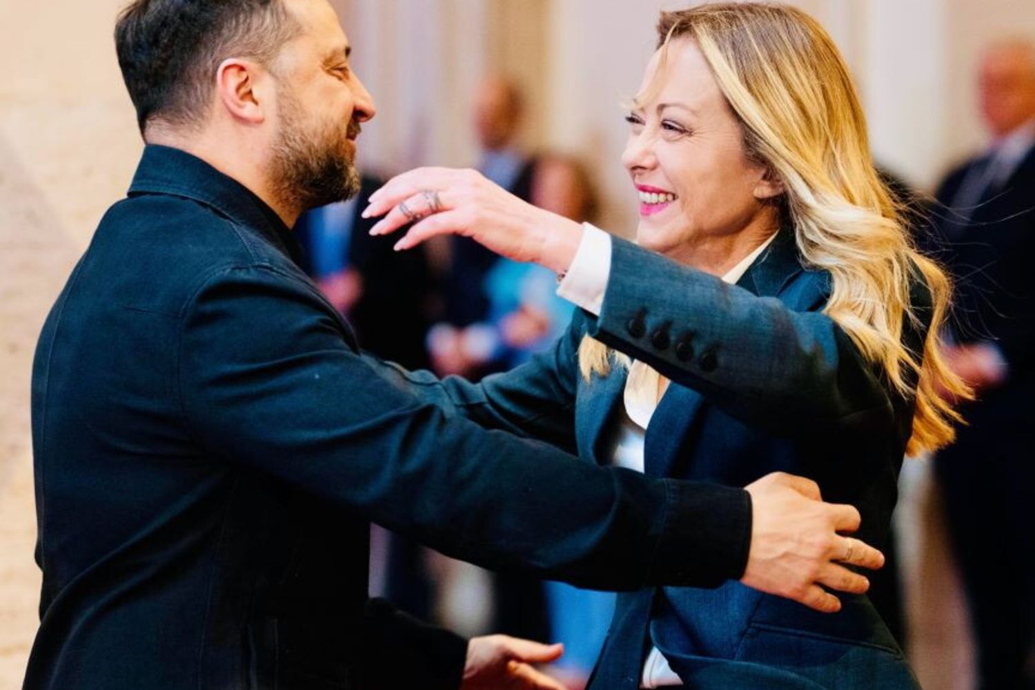 Meloni accoglie Zelensky nel cortile d'onore di Palazzo Chigi il 15 aprile 2026