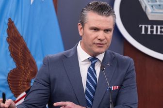 Il Segretario alla Difesa statunitense Pete Hegseth