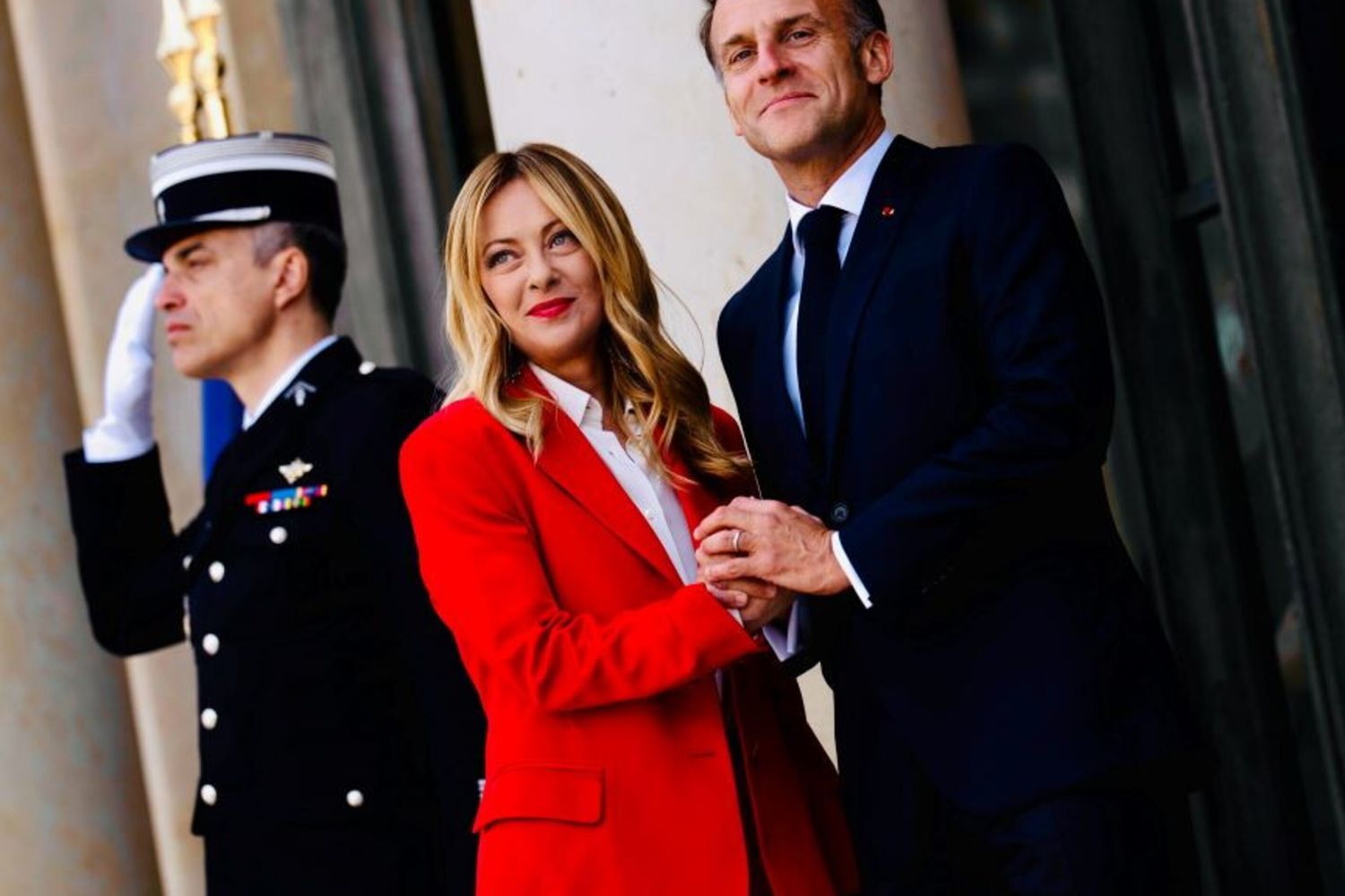 Macron accoglie Meloni all'Eliseo per il vertice dei Volenterosi