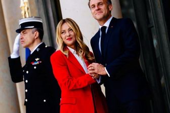 Macron accoglie Meloni all'Eliseo per il vertice dei Volenterosi
