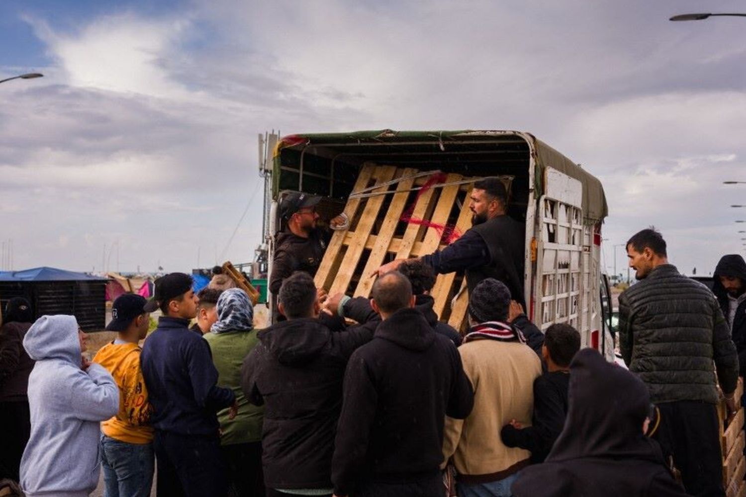 Alcuni  volontari assistono gli sfollati in un campo allestito lungo il lungomare di Beirut