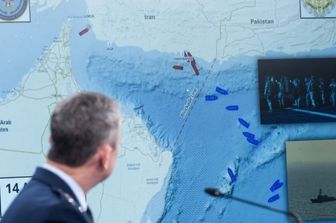 Il generale americano Dan Caine davanti a una mappa dello Stretto di Hormuz durante una conferenza stampa al Pentagono il 16 aprile 2026