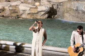 Achille Lauro canta vicino alla Fontana di Trevi