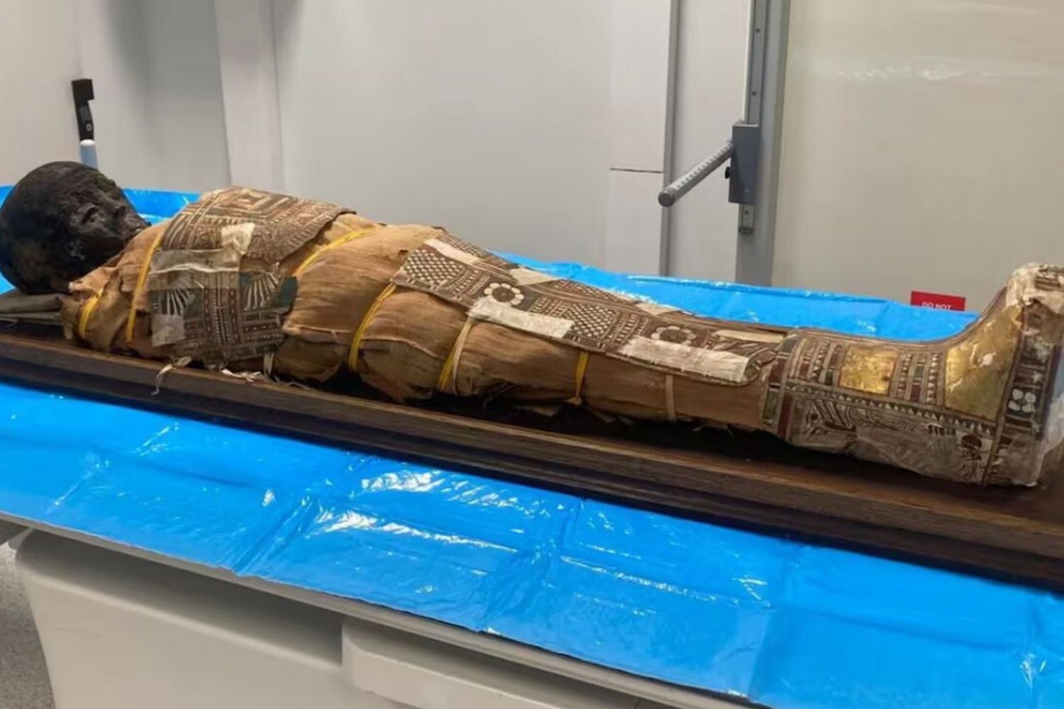 La mummia di un bambino egiziano