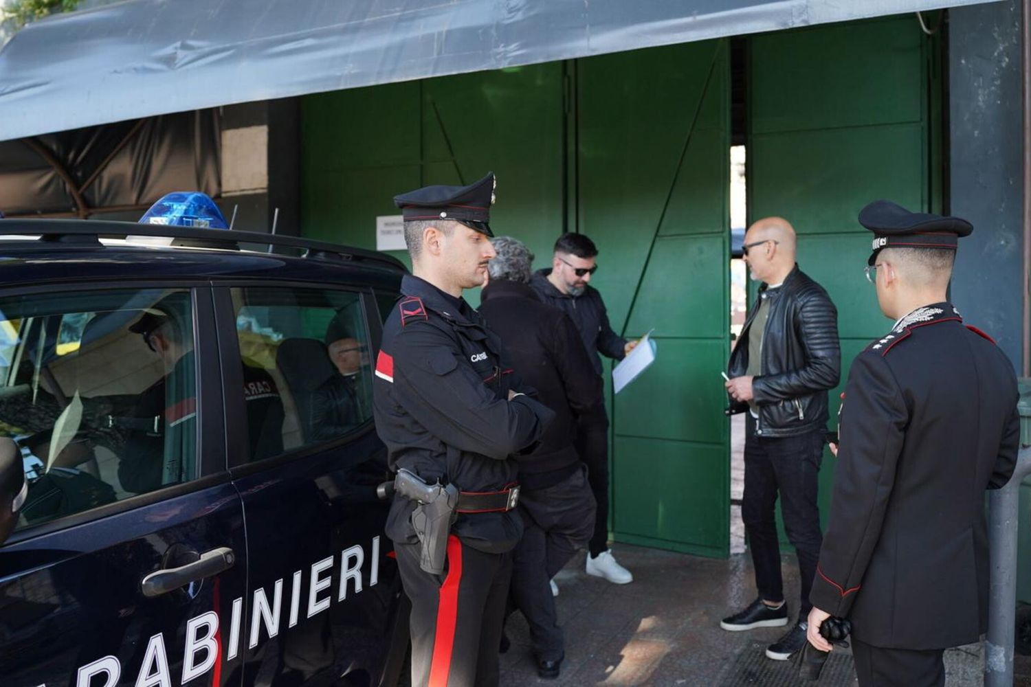 Carabinieri nella discoteca di Bisceglie dopo la sparatoria