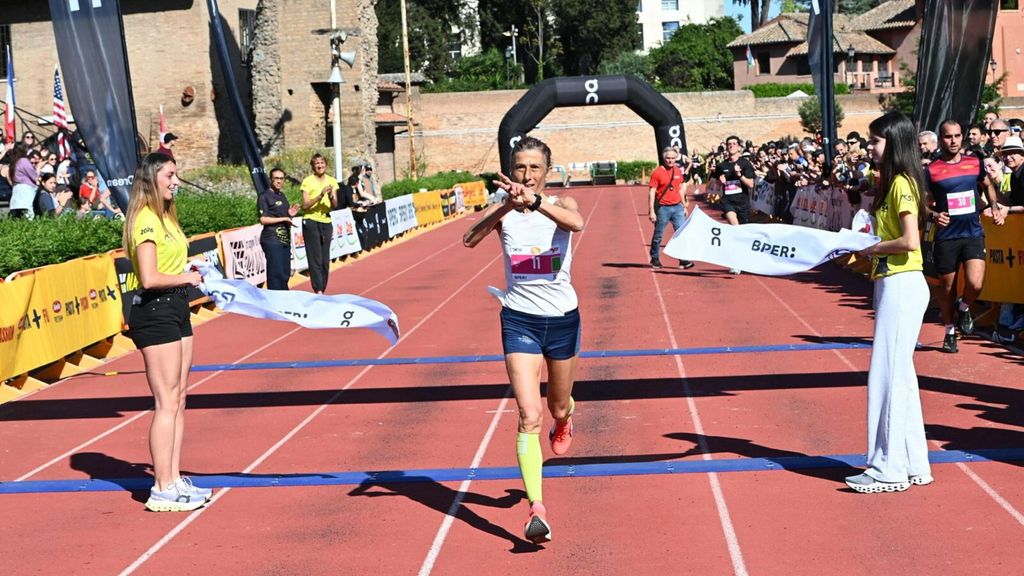 Paola Salvatori, la 'maestra volante', vince l'Appia Run tra le donne col tempo di 1:12:10
