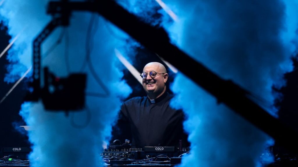 Il sacerdote e DJ portoghese Padre Guilherme