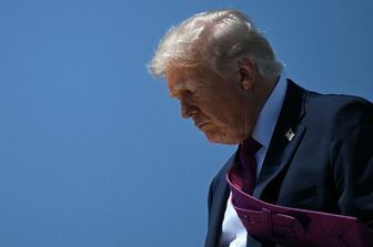 Accordo con l'Iran, Trump: "Oggi la firma. Altrimenti molte bombe inizieranno a esplodere"