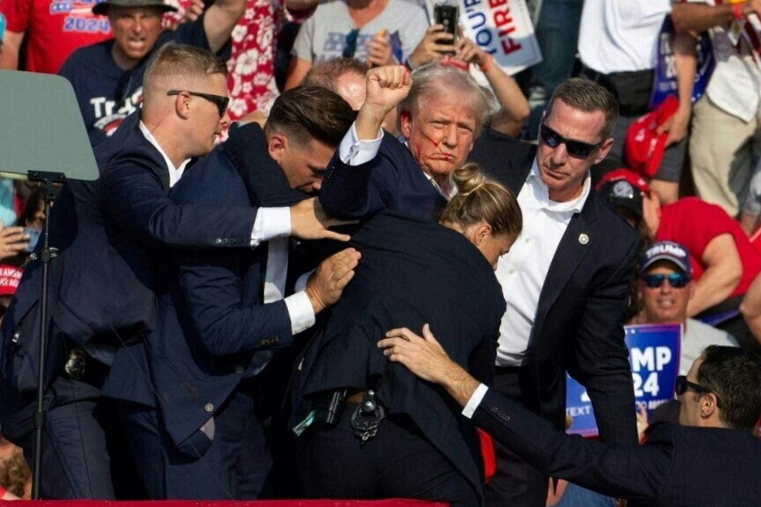 Donald Trump subito dopo l'attentato