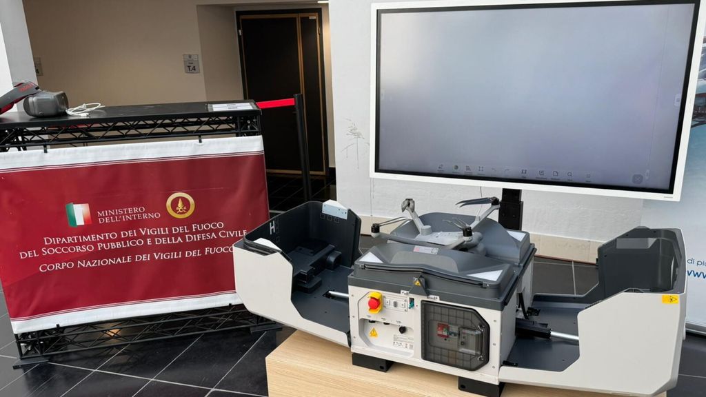 Attrezzature esposte nel complesso dell'Università Federico II a Scampia