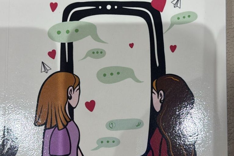 'Elly e Giorgia allo specchio, crescere nei social senza protezione'