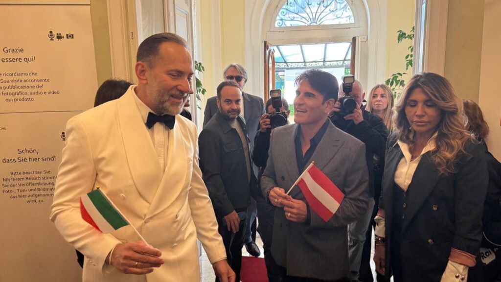 Sal Da Vinci insieme all'ambasciata austriaca