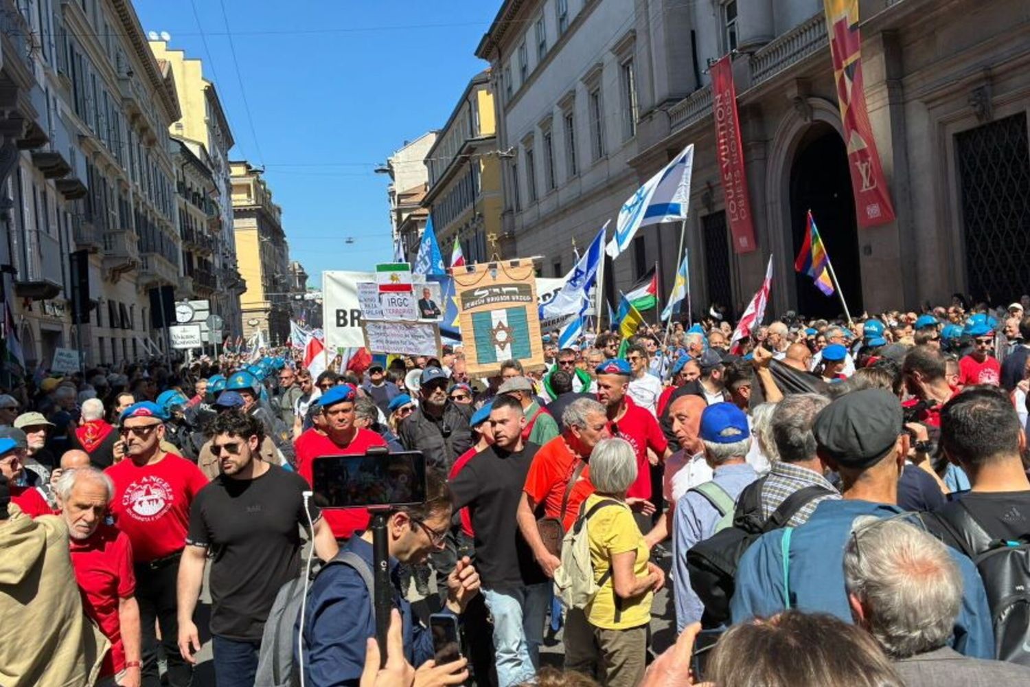Il corteo a Milano per la festa della Liberazione