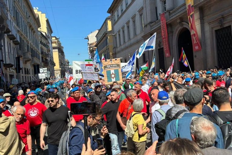 Il corteo a Milano per la festa della Liberazione