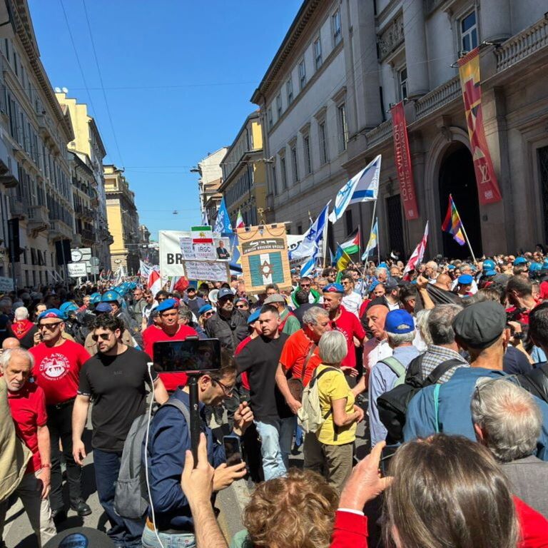 Il corteo a Milano per la festa della Liberazione