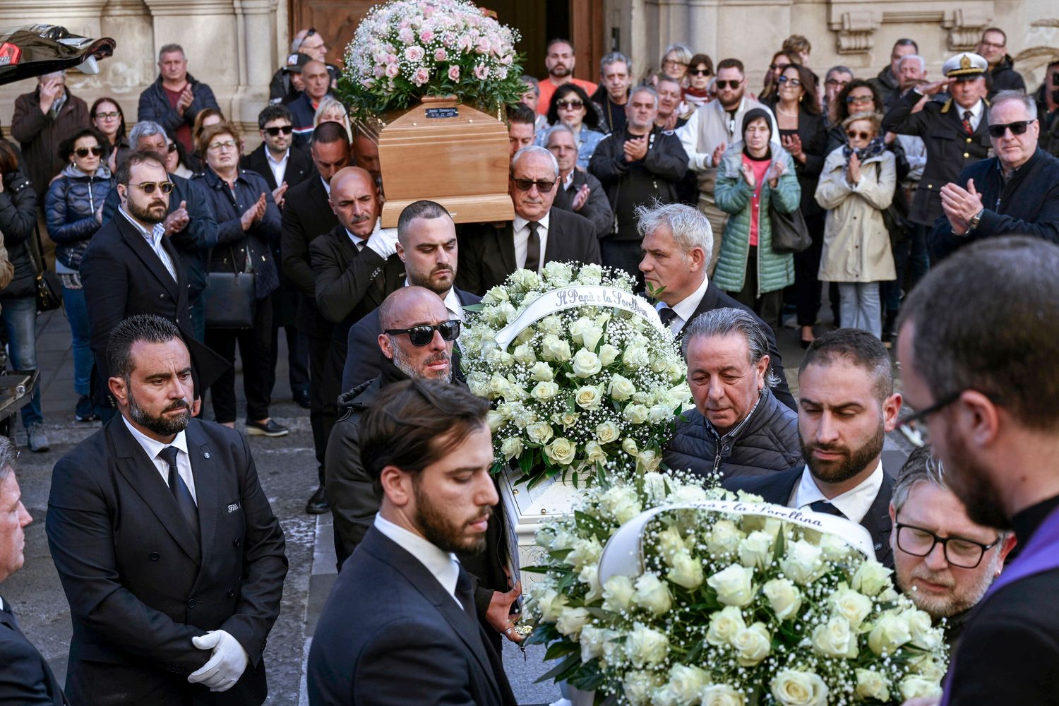 L'arrivo delle bare di Anna Democrito (46 anni) e dei figli Nicola (4 mesi) e Giuseppe (4 anni)