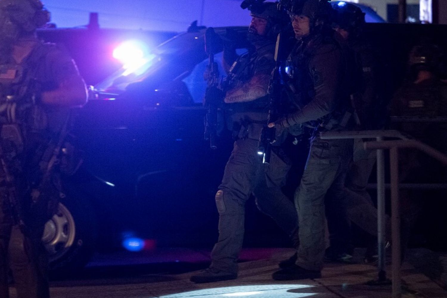 Commando armati salgono una rampa di scale che conduce all'esterno dell'hotel Hilton mentre evacuano gli ospiti speciali dopo che sono stati esplosi colpi d'arma da fuoco durante la cena dei corrispondenti della Casa Bianca al Washington Hilton