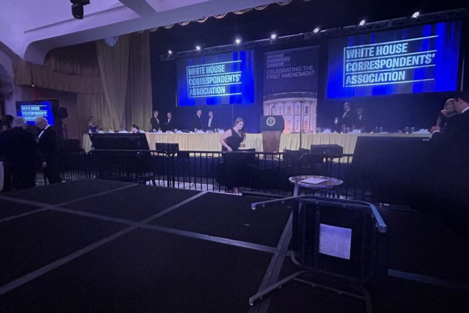 Il palco della serata della cena dei corrispondenti Usa si vuota dopo l'attentato