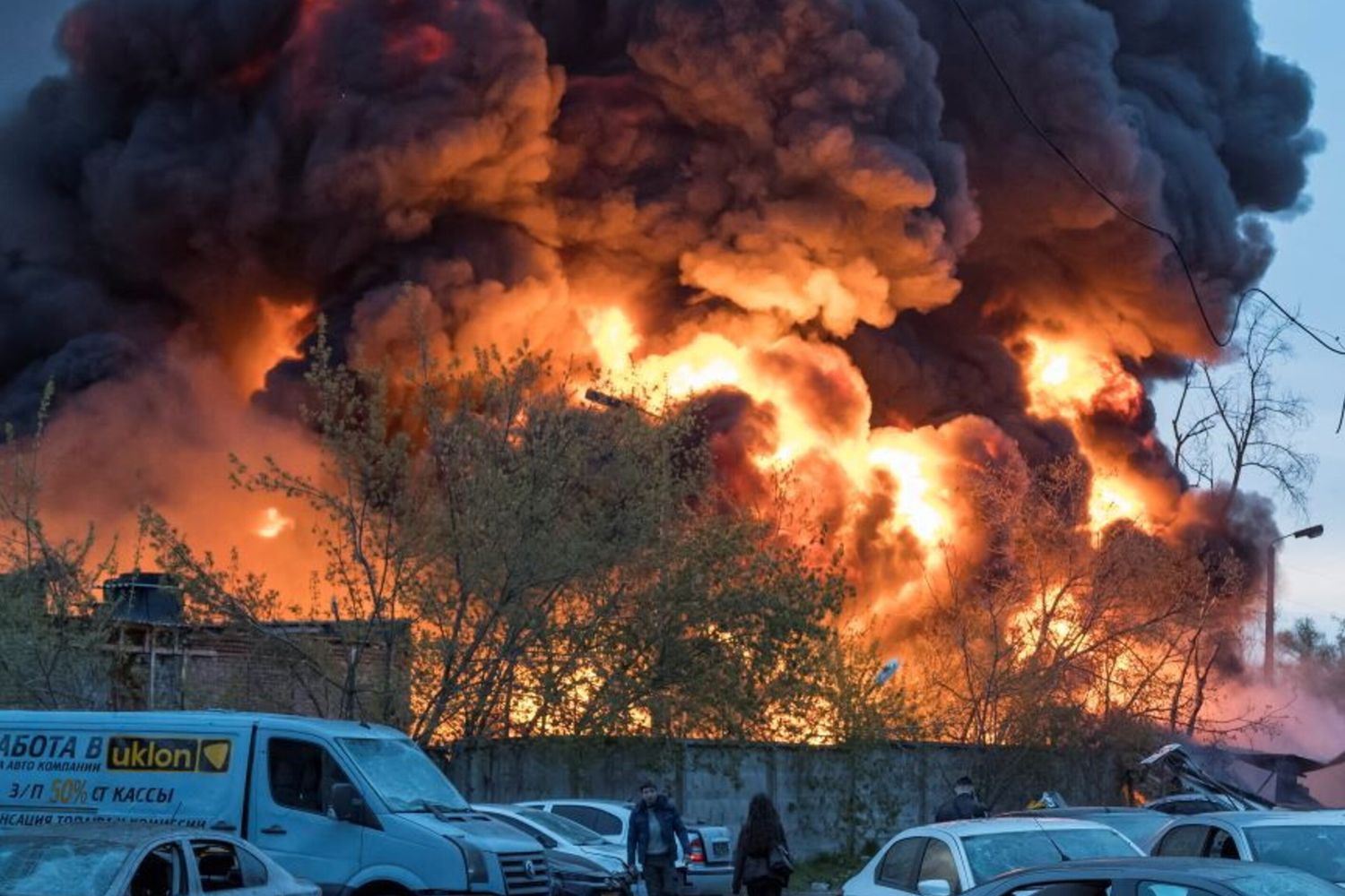 Un incendio a Kiev provocato da un missile russo - foto del 16 aprile 2026