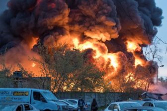 Un incendio a Kiev provocato da un missile russo - foto del 16 aprile 2026