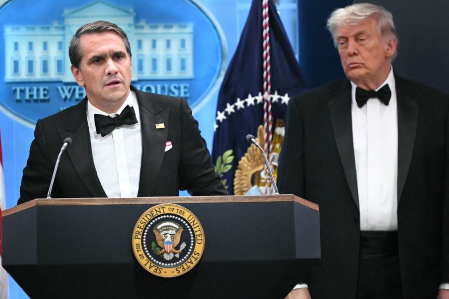 Todd Blanche fa il punto sulle indagini accanto a Donald Trump