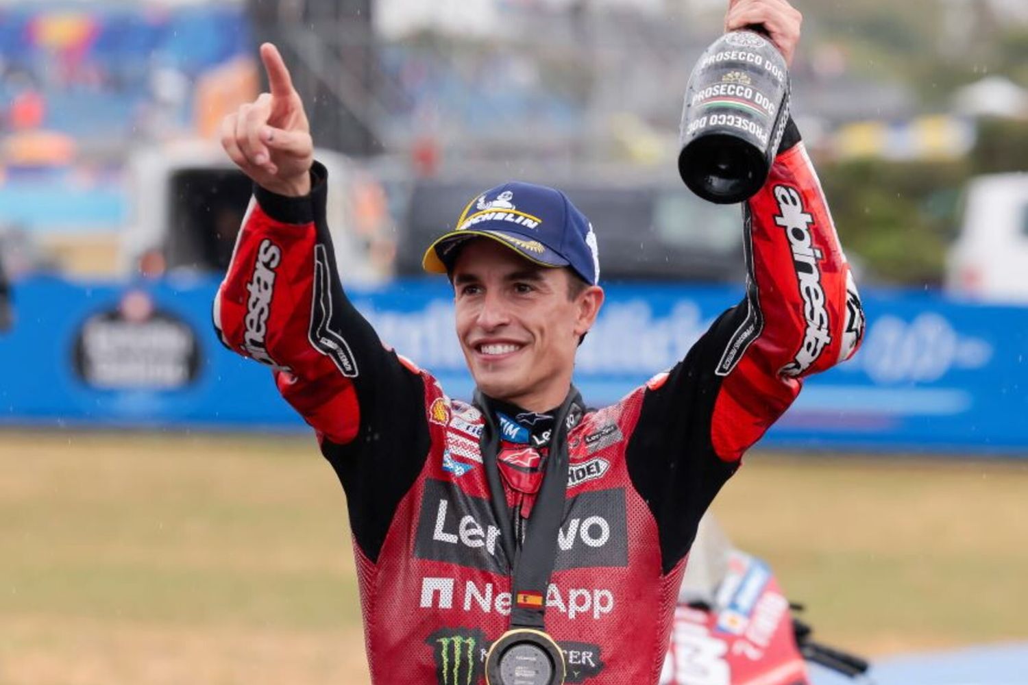 Alex Marquez festeggia la vittoria a Jerez