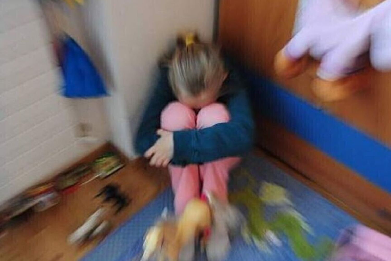 Fratellini picchiati, divieto di avvicinamento per la mamma e la nonna