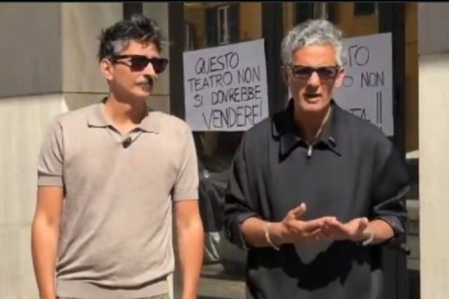 Fiorello con Fabrizio Biggio durante il 'blitz' al Teatro delle Vittorie