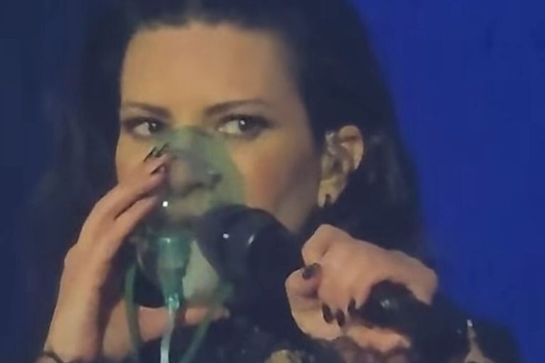 Laura Pausini ferma il concerto: paura sul palco, ha bisogno dell'ossigeno