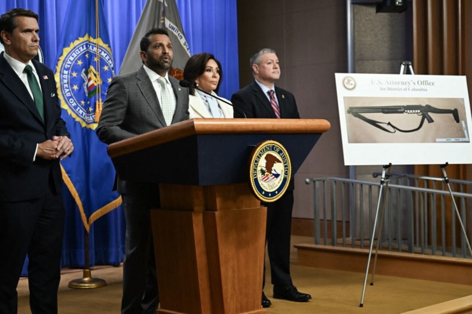 Dilagano le teorie complottiste dopo la sparatoria alla cena di gala