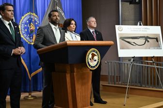 Dilagano le teorie complottiste dopo la sparatoria alla cena di gala