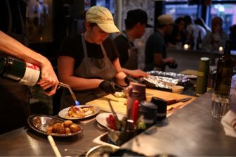 A New York mezzo pollo costa 40 dollari. Gogna social su un ristorante