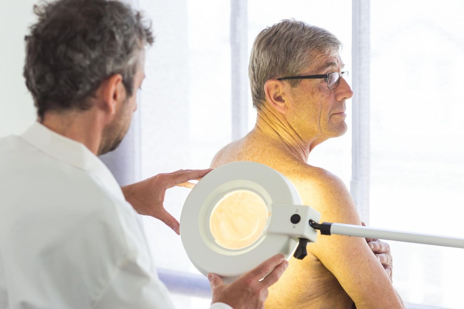 Prevenzione del melanoma, l'abito fa più scudo della crema solare