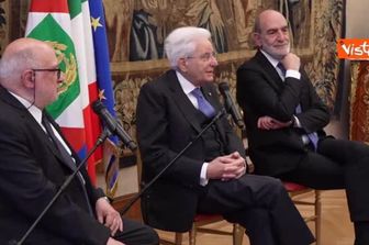 Mattarella: Togliere dalle mani le armi per mettere un libro