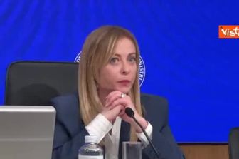 Meloni ai cronisti al termine della conferenza stampa: 'Vi ringrazio e arrivederci' e batte le mani