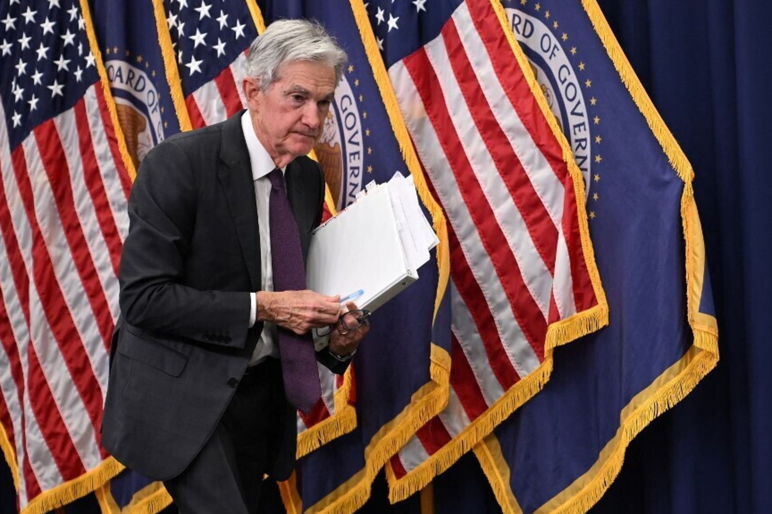 L'addio di Powell a tassi invariati e la difesa dell'indipendenza della Fed