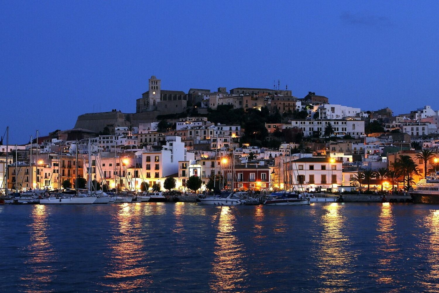 Italiano di 30 anni ucciso a Ibiza con una coltellata al torace. L'aggressore in fuga