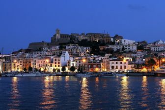 Italiano di 30 anni ucciso a Ibiza con una coltellata al torace. L'aggressore in fuga
