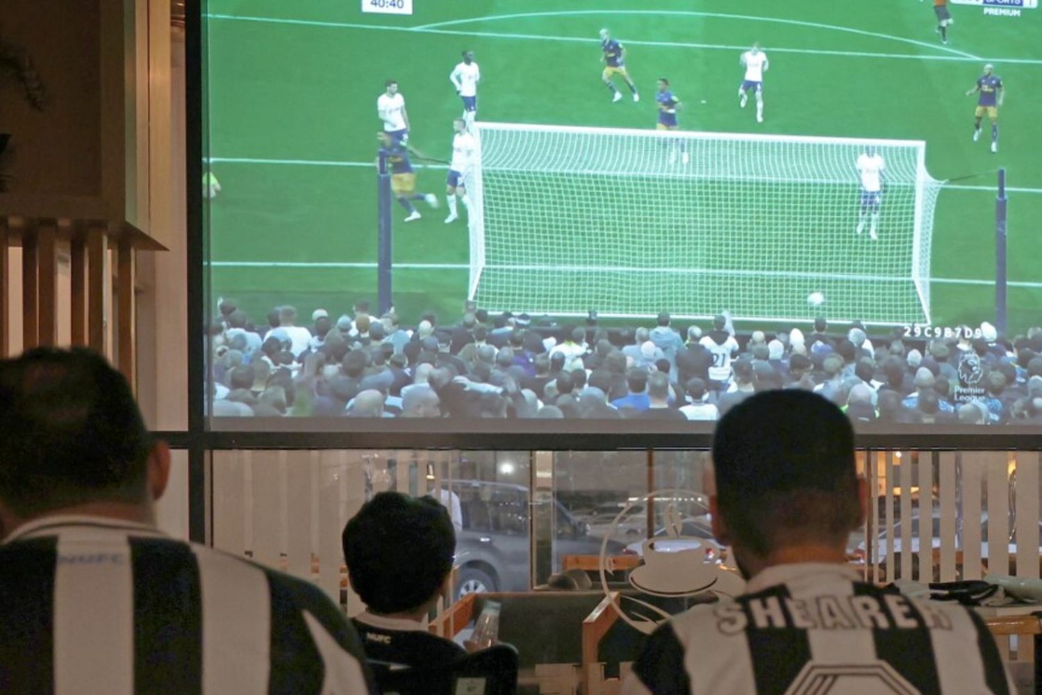 I tifosi sauditi del Newcastle guardano la partita di calcio della Premier League inglese