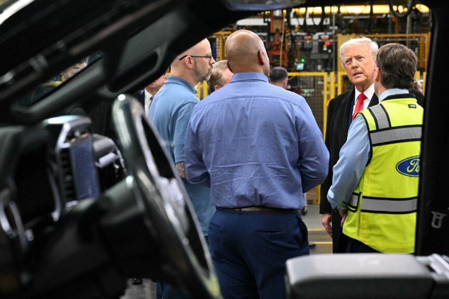 Trump visita la fabbrica della Ford