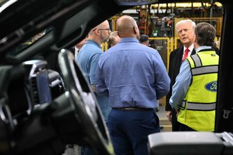 Trump visita la fabbrica della Ford