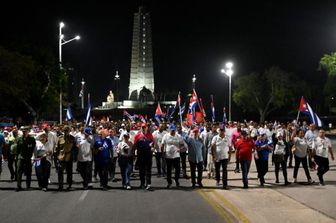 Il presidente cubano Miguel Díaz-Canel partecipa alla parata del primo maggio 2026 all'Havana