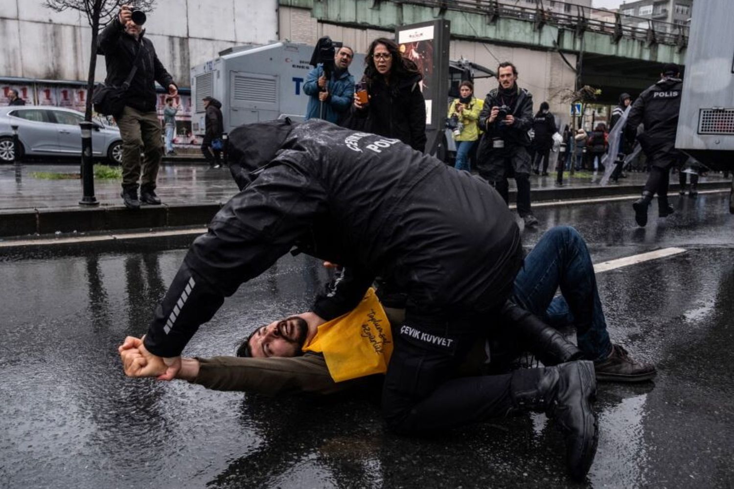 Un cittadino che ha tentato di marciare verso Piazza Taksim viene fermato dalla polizia a Istanbul, in Turchia, il primo maggio 2026