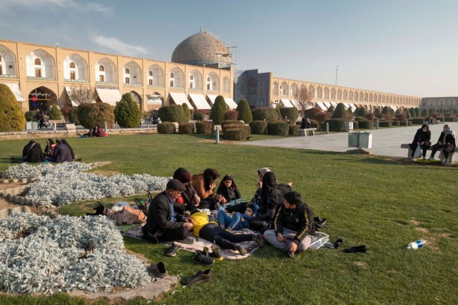 Una famiglia iraniana  nella storica piazza Naghsh e Jahan nella città di Isfahan, 450 km a sud di Teheran - immagine di dicembre 2021