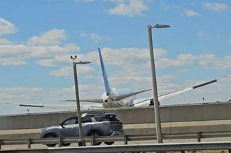 L'aereo mentre atterra all'aeroporto internazionale di Newark Liberty